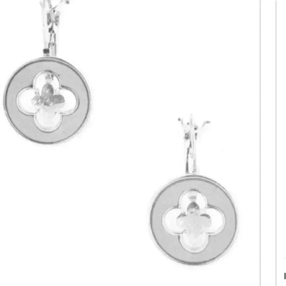 NEW*** Clover Disk Earrings in Silvertone - Picture 1 of 1